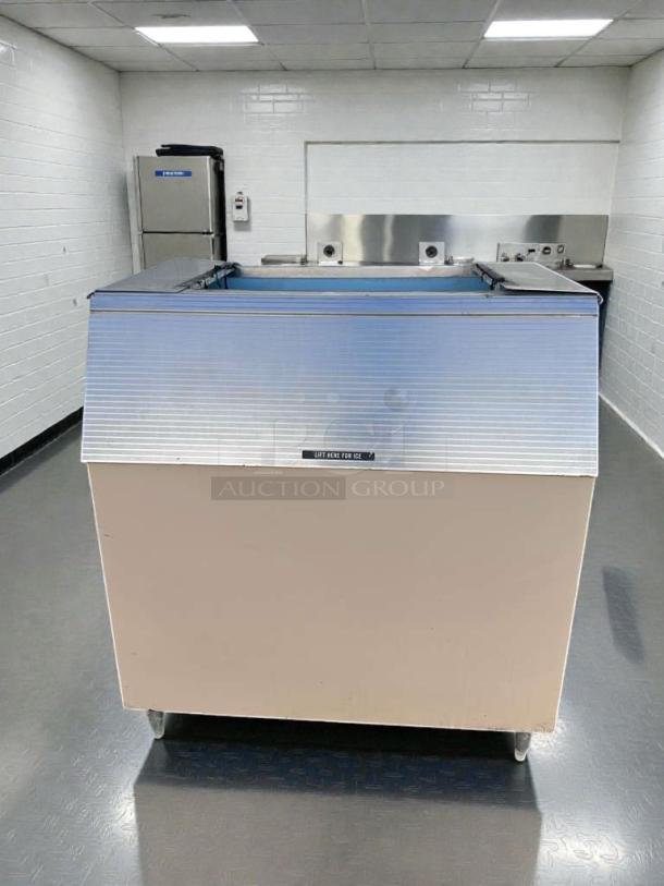 Manitowoc Commercial Ice Storage Bin, like-new, heavy-duty, robust design, inspected, made in USA, model MAN-L-ICE-0290.