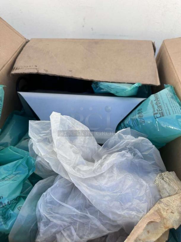 Brand new PAR EverServ Customer Display in original packaging. Never used, premium condition, commercial POS screen.