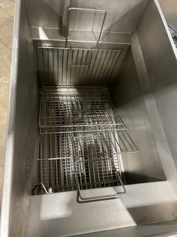 Pitco SRTE stainless steel 16.5 gal. pasta cooker, electric, with back splash, digital control, on legs, model SRTE.