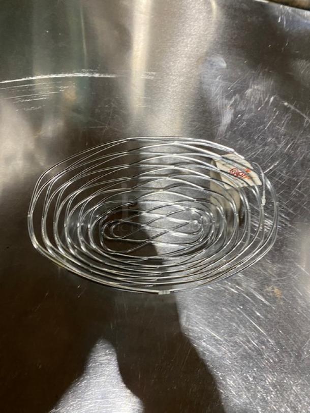 American Metalcraft chrome-plated birdnest basket, 9"x6", model FRUC16, in new condition. Oval design.