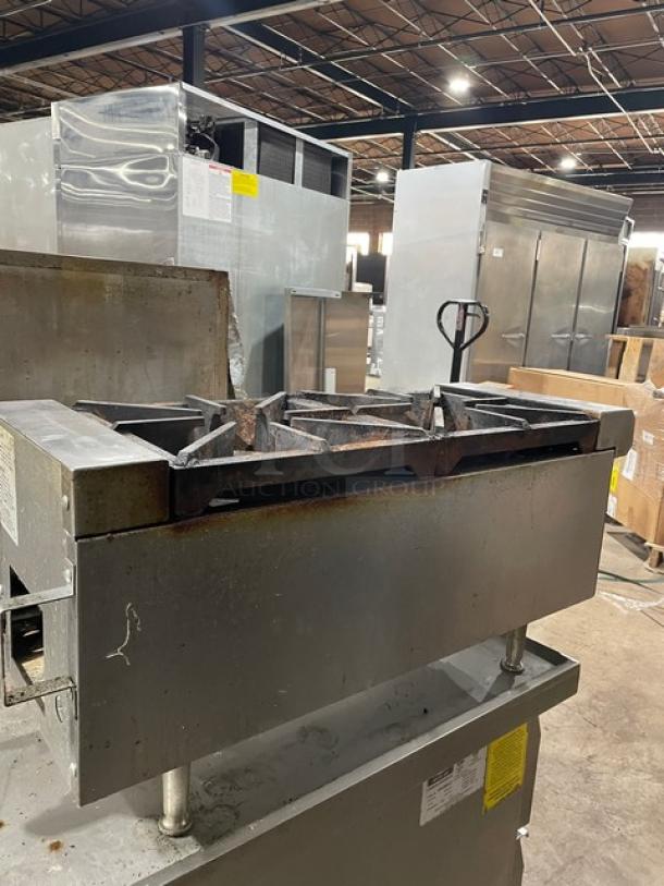 Southbend HDO12 stainless steel 2-burner countertop hotplate range. Natural gas, on legs, model HDO-12, SN: 24H11060. Used condition.