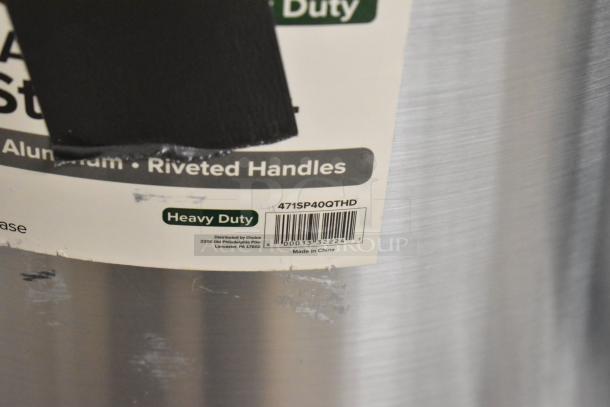 Tag on heavy-duty Choice 471SP40QTHD aluminum stock pot, showing label with model number and barcode, indicating new condition.