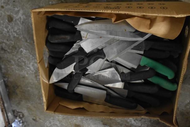 Box of 150 sharpened stainless steel knives, including chef knives, black and green handles, ready for auction.