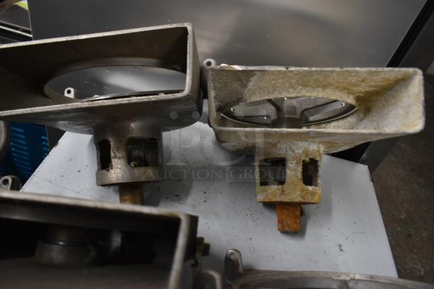 Set of 4 pelican heads with 2 blades for grating and slicing. No front pieces. Visible wear and oxidation. Auction item.