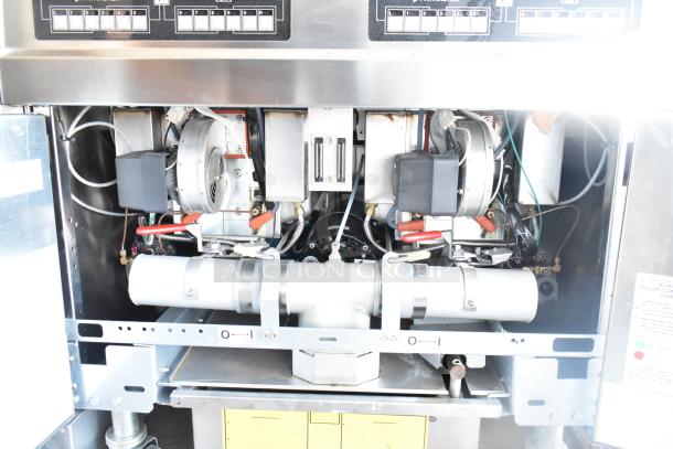 BRAND NEW Frymaster FPPH255CSE deep fryer, featuring 4 metal baskets, filtration system, on casters, 80,000 BTU, 2021 model.