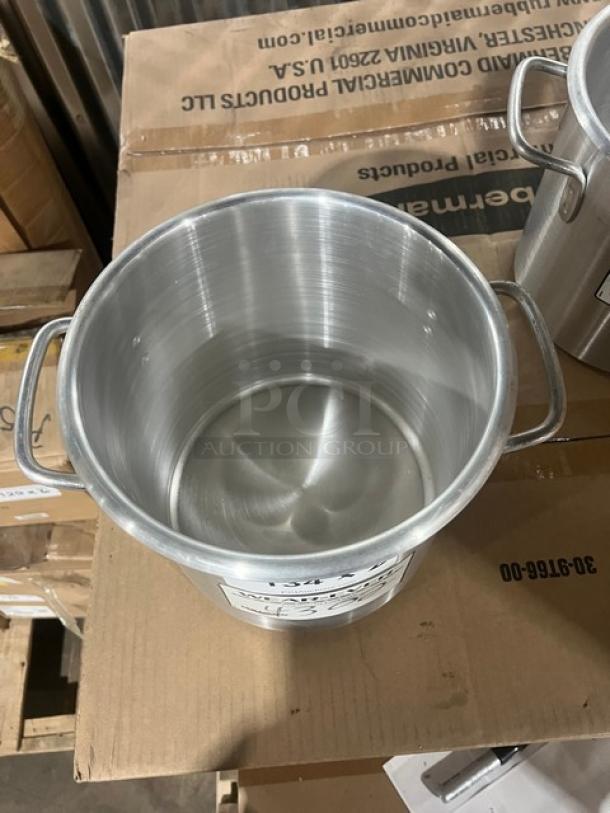 Brand new Vollrath Wear-Ever 9 Qt. aluminum stock pot, Model 4302. Features dual handles. Ideal for commercial use.