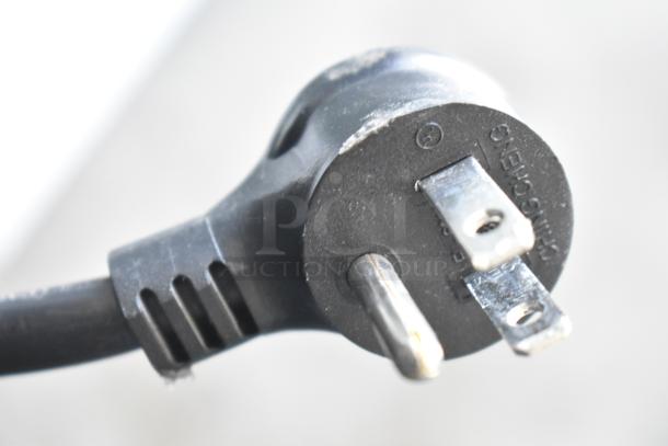 Close-up image of a power plug for the 2020 True TSCI-600R-G-PH cooler, 115 volts, 1 phase.