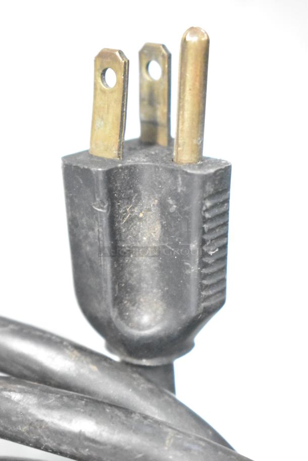 Server TWIN FS food warmer plug, 120 volts, 1 phase. Durable black casing; compatible with standard outlets.