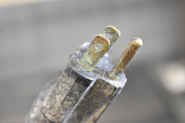 Roundup DFWT-150CF Commercial Deluxe Food Warmer plug, showing signs of wear. 120 Volts, 1 Phase.