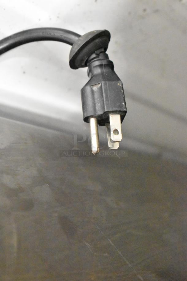 Alt text: Avantco 178APT71HC power plug, 115 volts, 1 phase, for sandwich salad prep table on commercial casters.