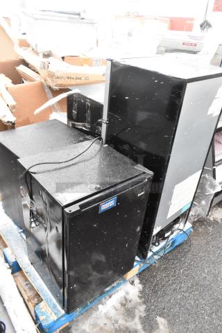 Four mini coolers on pallet, including Haier HC27SW20RB and Galanz GL27BK. Visible snow, labels, and cords. 120 Volts, 1 Phase.