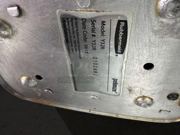 Alt text: Pelouze Y32R portion scale with a 32 lb capacity, in outstanding condition. Features NSF and UL listings, fully tested. Rubbermaid and Pelouze branding visible.