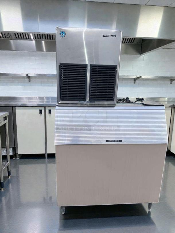 Hoshizaki E-1001MAH commercial ice maker with storage bin. Air-cooled, UL & NSF listed, in exceptional condition. Fully tested.