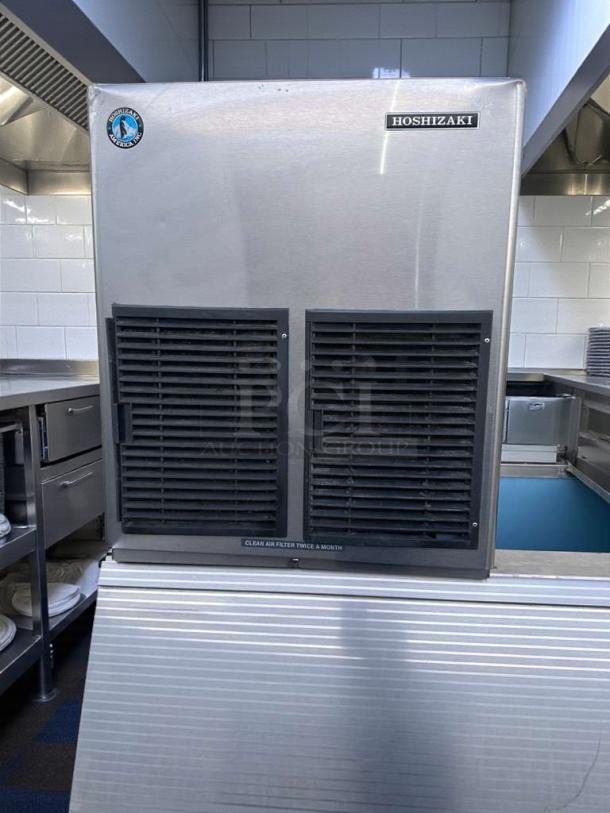 Hoshizaki E-1001MAH ice maker, exceptional condition, UL & NSF listed, air-cooled, tested, includes storage bin.