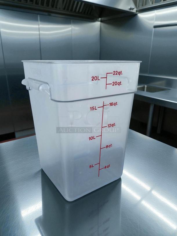 Cambro CamSquares® Classic 22 Qt clear polycarbonate food storage container. Red measurement markings, NSF certified, pristine condition.