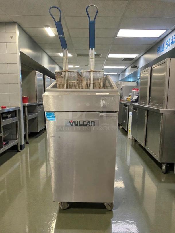 Vulcan commercial gas fryer in premium condition, model VUL-L-FRY-0089, fully tested, with natural gas function and two fryer baskets.