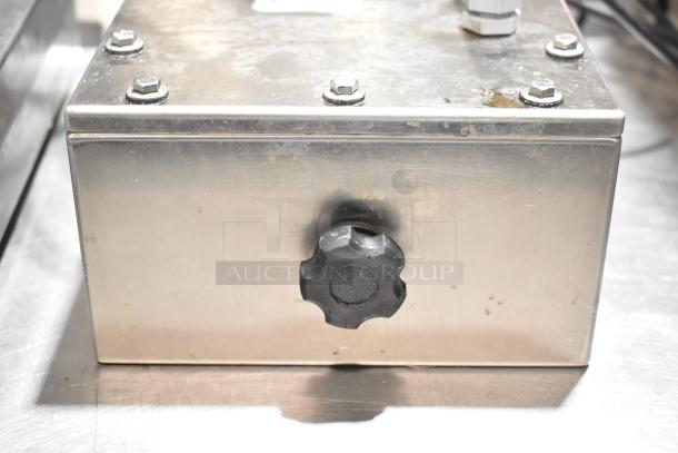 Doran DXL8100 Scale Base with Doran 7000XLM Control Head, stainless steel, sturdy condition, visible knobs and fasteners.