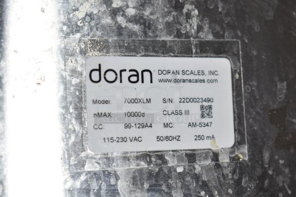 Doran DXL8100 scale base with 7000XLM control head. Features serial number 22D0023490, Class III, 115-230 VAC.