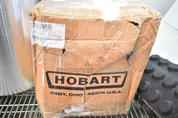 BRAND NEW SCRATCH AND DENT! Hobart 22C/E-FS5PLT #22 meat chopper attachment in damaged box, includes knife and 5 plates.