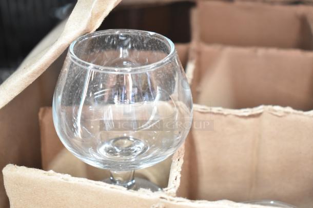 Acopa Memphis 9 oz. Rocks glass in original box, new with minor scratches. Perfect for serving cocktails.