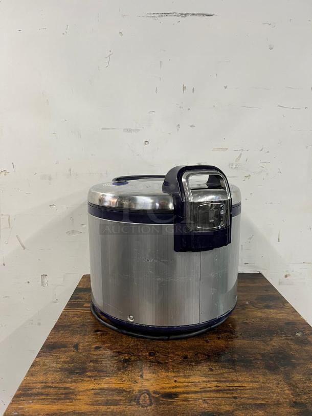 Thunder Group SEJ3201, 30-cup stainless steel rice cooker/warmer, NSF/ETL certified, visible wear, secure latch.