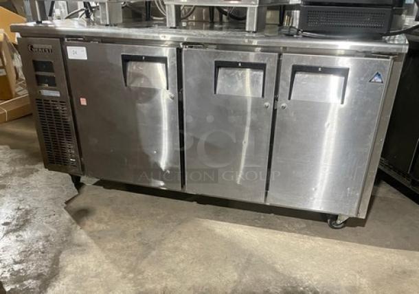 Everest Refrigeration ETRF3 stainless steel undercounter worktop table, 115V 1 phase, with poly-coated wire rack, on casters.