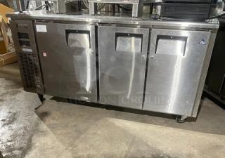 Everest Refrigeration ETRF3 stainless steel undercounter worktop table, 115V 1 phase, with poly-coated wire rack, on casters.