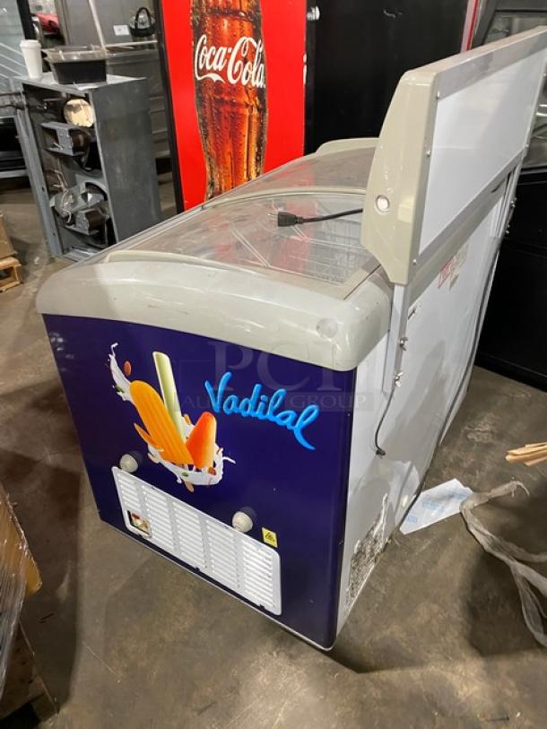 Excelente CF-289 ice cream merchandiser chest freezer, curved glass top, poly-coated wire baskets, on casters, working condition.