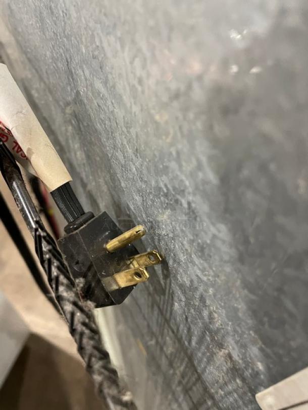 Frigidaire top-freezer/refrigerator combo power plug, model MRT18DNEW0, 115V, shown from rear with wire detail.