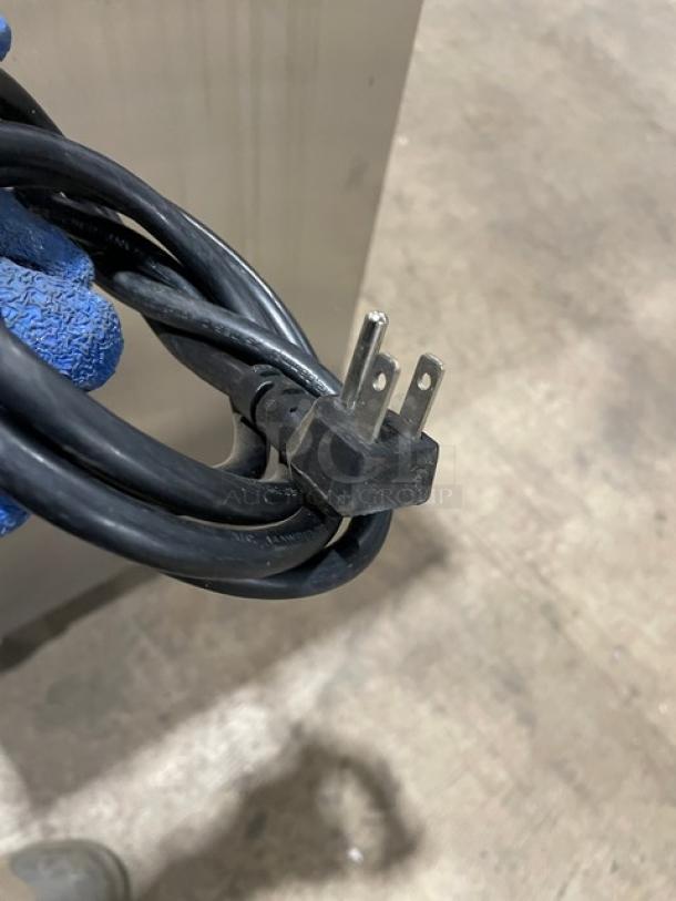 Alto-Shaam 500-S electric plug and cord, part of 2019 Halo Heat Series commercial heated holding cabinet, intact condition.