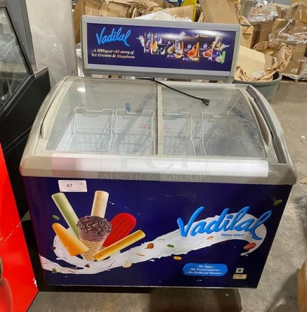 Excelente CF289 ice cream merchandiser with curved glass top, poly-coated wire baskets, and caster wheels; working condition.