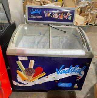 Excelente CF289 ice cream merchandiser with curved glass top, poly-coated wire baskets, and caster wheels; working condition.