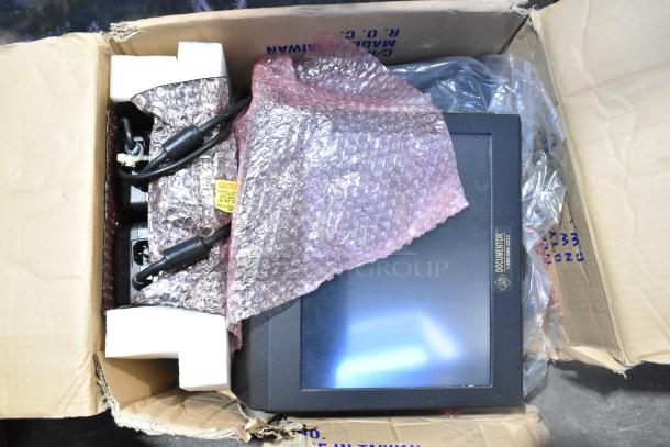 Lot of Documentor Screen and Tripod TPOS1225, seen with packaging. Screen shows logo and contact details. Condition appears new.
