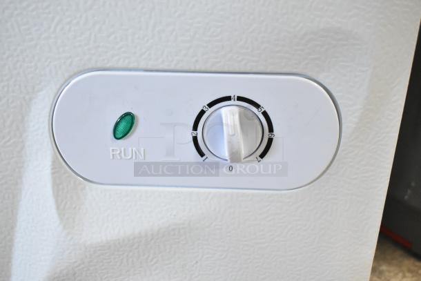 2025 Vissani HMCF7W5 Chest Freezer dial and run indicator. 115 Volts, 1 Phase. Adjustable temperature control.
