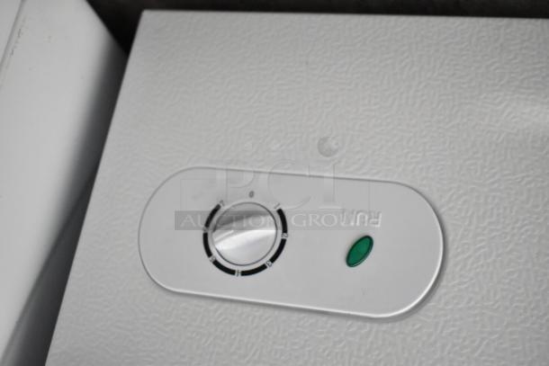 BRAND NEW SCRATCH AND DENT 2025 Vissani HMCF5W5 Chest Freezer control dial and "RUN" indicator. 115V, 1 Phase.