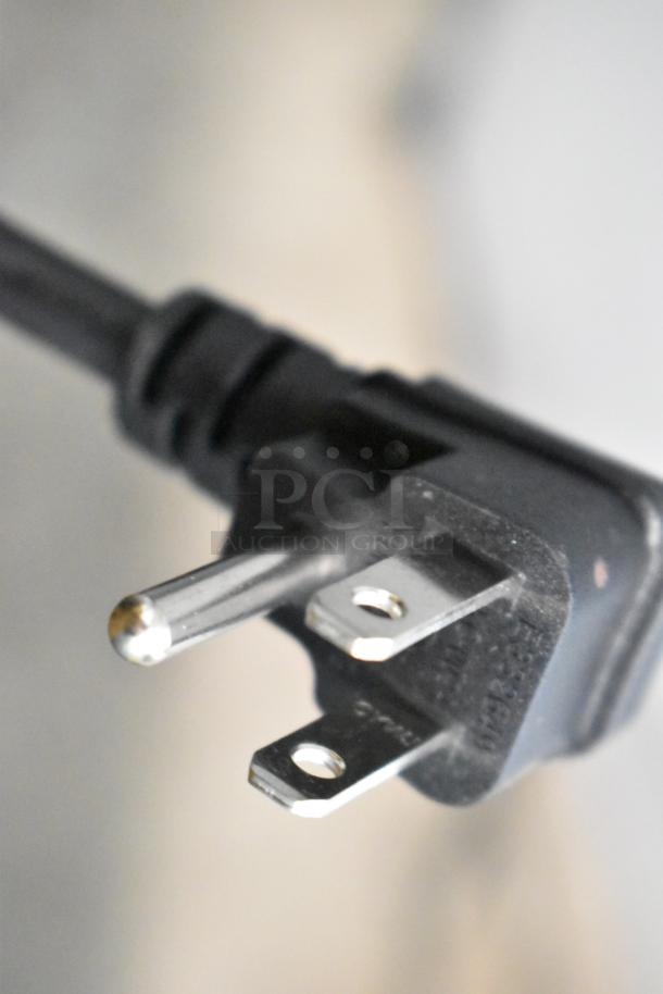 Close-up of a power plug for a Vissani MDBF18SS cooler with a freezer drawer, 115 volts, 1 phase.