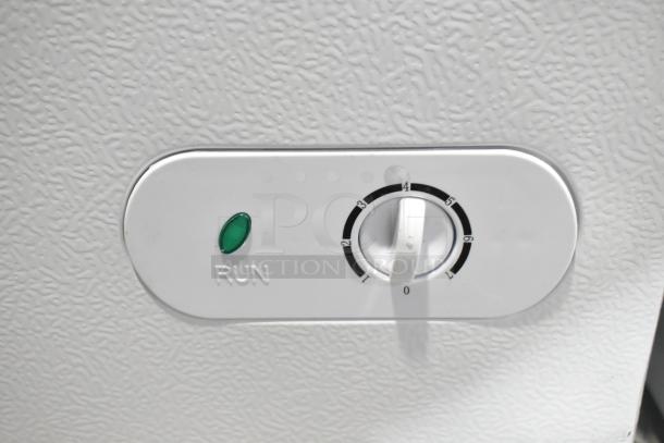 Alt text: "Vissani HMCF5W5 chest freezer dial with settings 0-6 and green indicator light marked 'RUN.'"