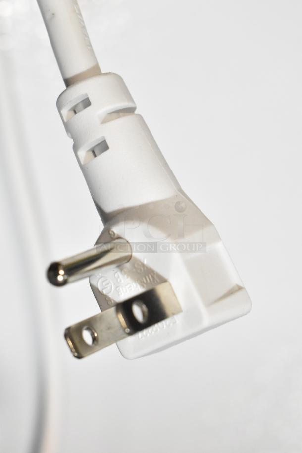 White power plug of Vissani HMCF5W5 chest freezer, 115 volts, 1 phase, new condition.