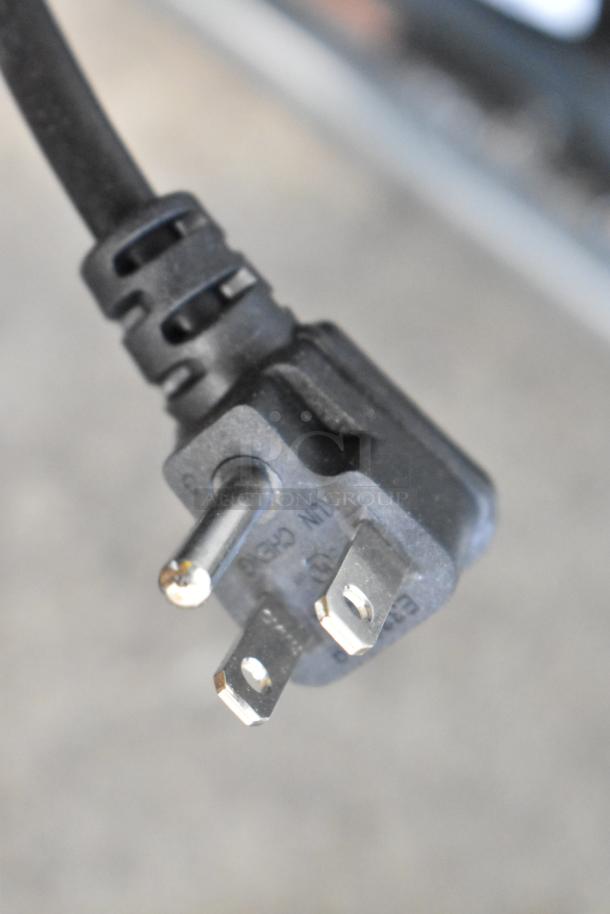 Close-up of a Vissani MDBF18SS power plug, showing standard three-prong design for 115 volts, 1 phase use.