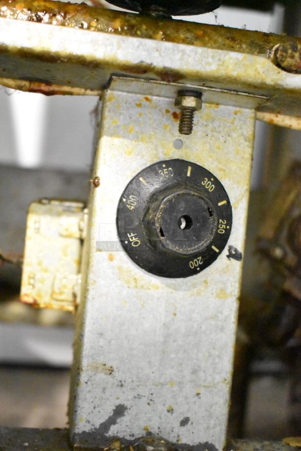 Avantco F3-N commercial deep fat fryer control panel, showing temperature dial ranging from 200 to 400 degrees, in used condition.