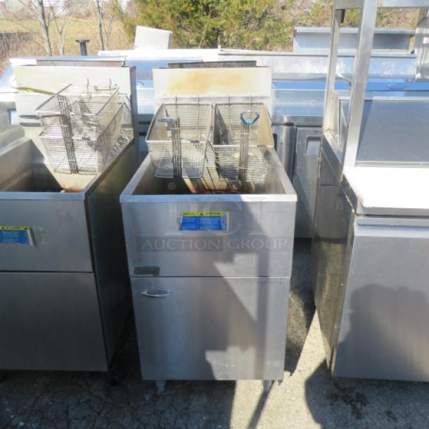 Pitco natural gas deep fryer, model 65C+, with 2 baskets. Dimensions: 20x34x46 inches. Good condition.