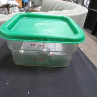 Clear 2-quart food storage container with green lid, marked up to 1.5L and 1qt. Good condition. Model 3XBID.
