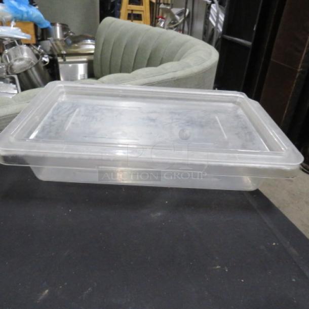 1.75 gallon clear food storage container with lid, in used condition. Model 5XBID. Suitable for kitchen or restaurant use.