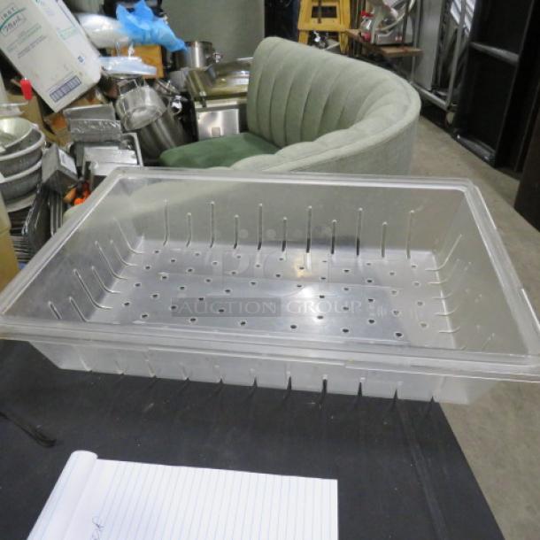 18x26x5 perforated food storage container in clear plastic, used condition. Ideal for kitchen or catering.