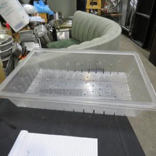 18x26x5 perforated food storage container in clear plastic, used condition. Ideal for kitchen or catering.