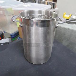 All-Clad stainless steel pasta cooker with basket, excellent condition. Features sturdy handles and smooth finish. Ideal for cooking.