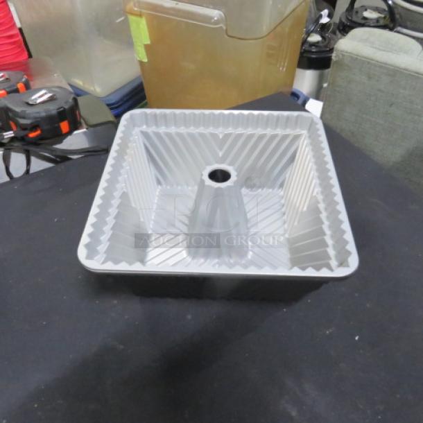 Square Bundt pan, 8.5x8.5x4 inches, zigzag pattern, aluminum, excellent condition, ideal for baking.