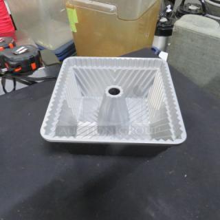 Square Bundt pan, 8.5x8.5x4 inches, zigzag pattern, aluminum, excellent condition, ideal for baking.