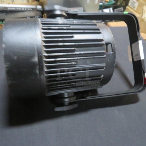 Chauvet Slim Par Pro QZ12 LED wash light, model SLIMPAR PRO QZ12, in good condition with visible mounting bracket.