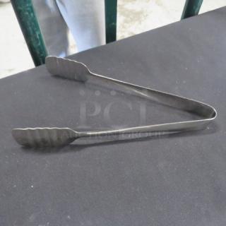 New stainless steel 9-inch pastry tong with ribbed edges. Model 12XBID, in excellent condition. Ideal for serving pastries.